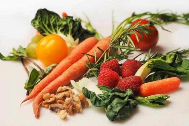 carrot-kale-walnuts-tomatoes